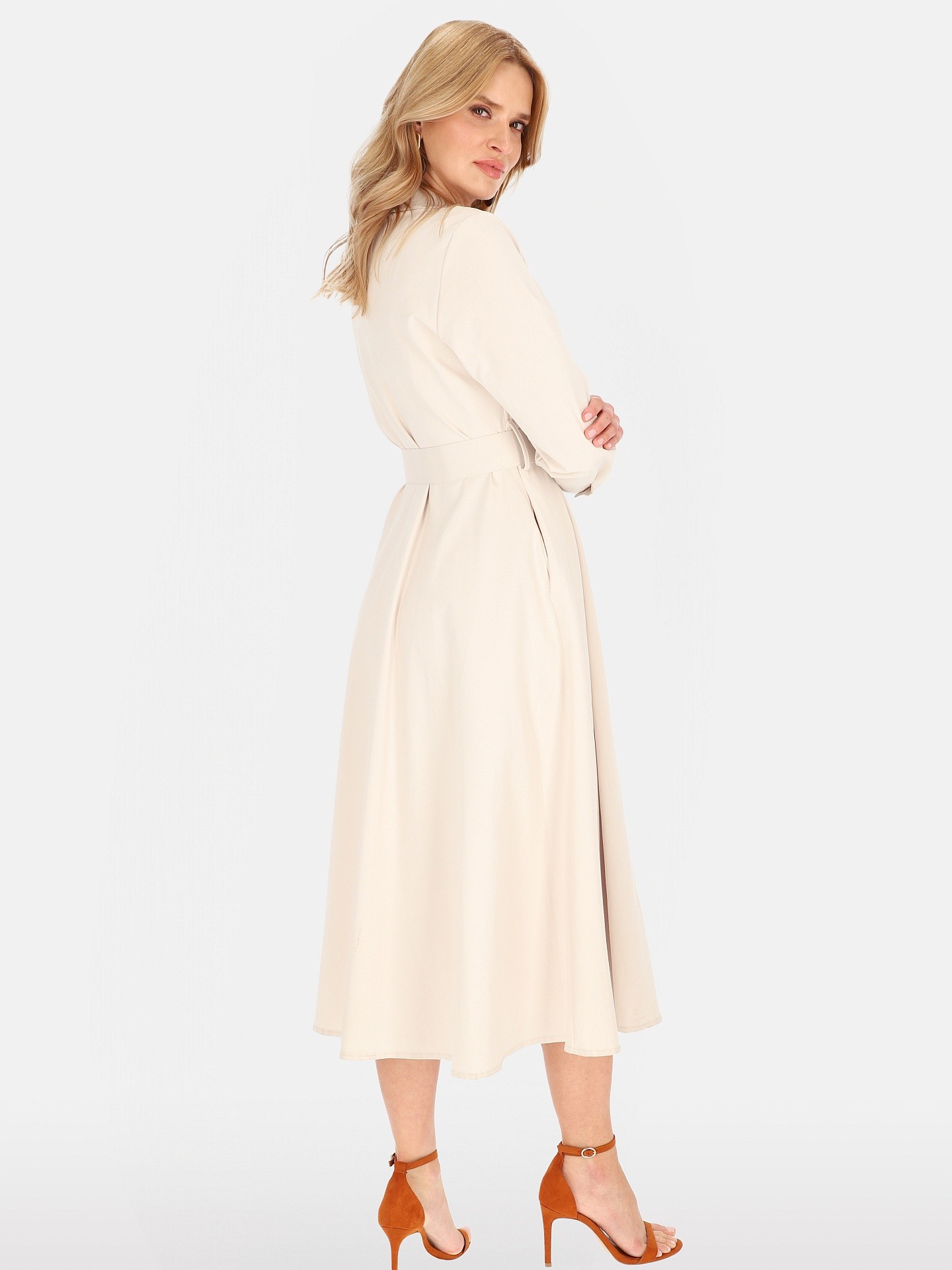 Elegantné béžové midi šaty s brošňou