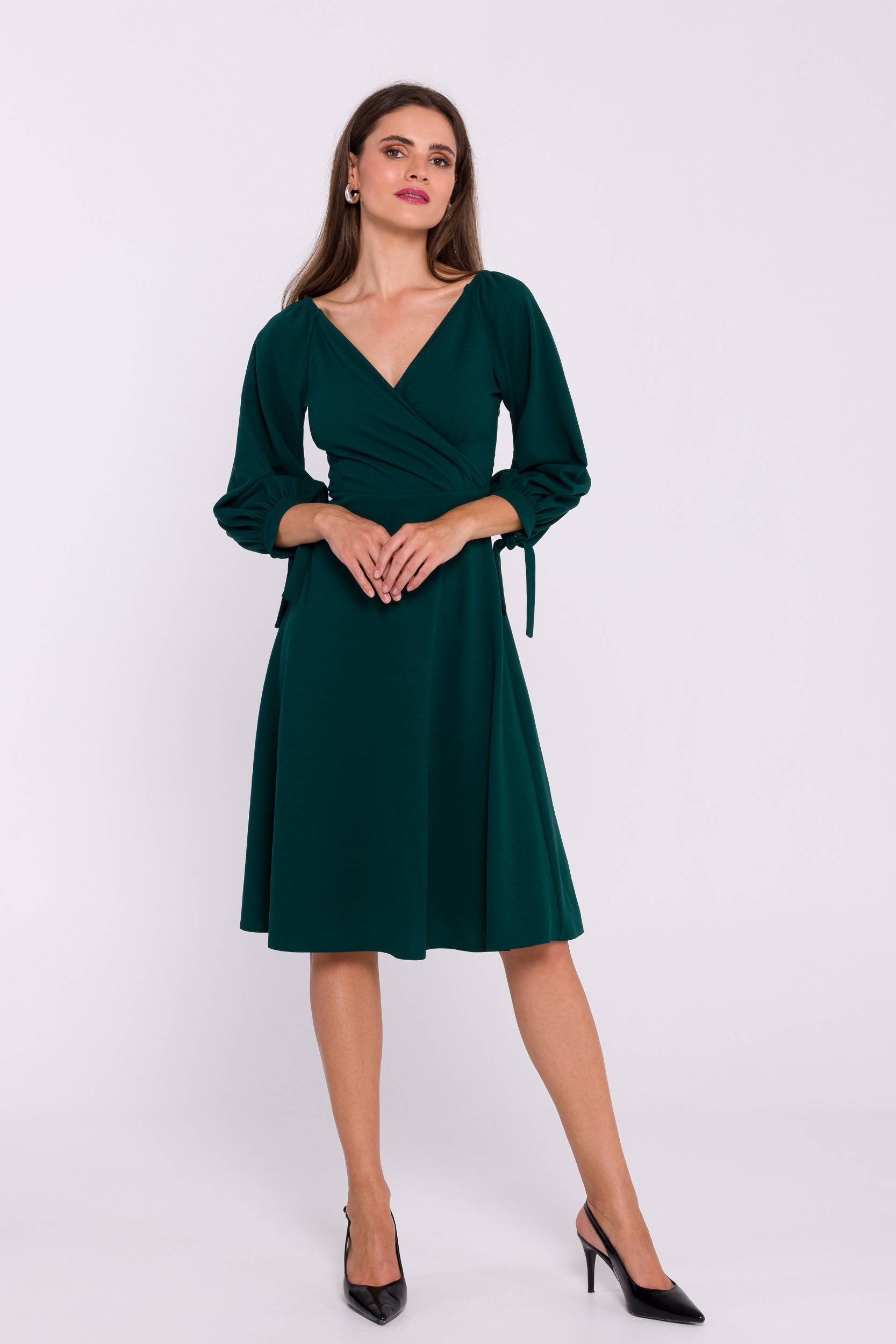 Stylove Woman's Flared dress with puff sleeves - green