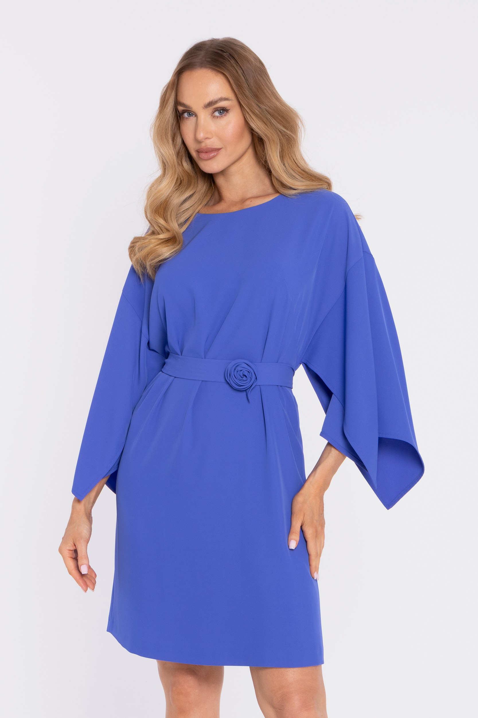 Rochie de damă cu mâneci largi și curea decorativă