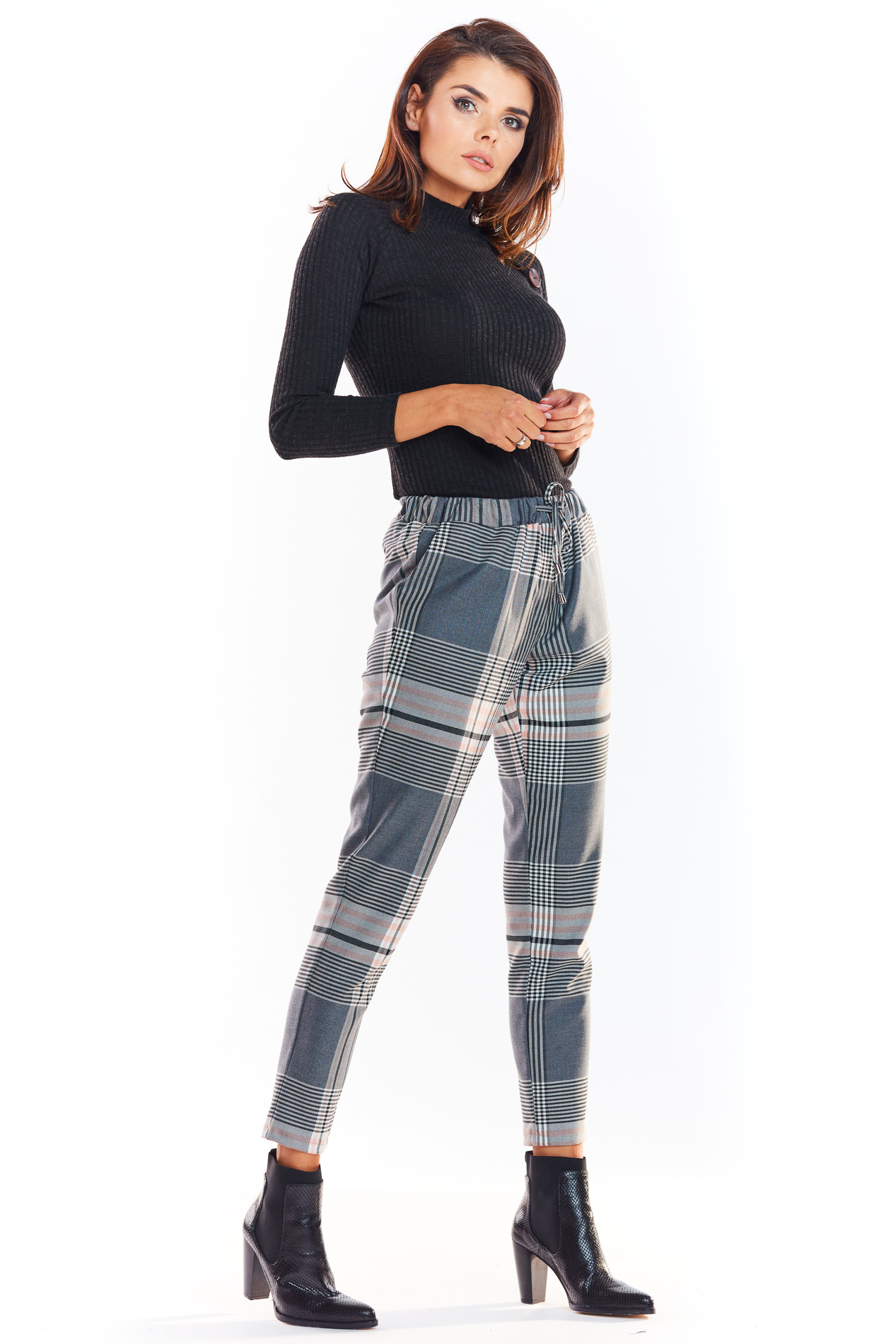 Pantaloni dama, Awama Grid