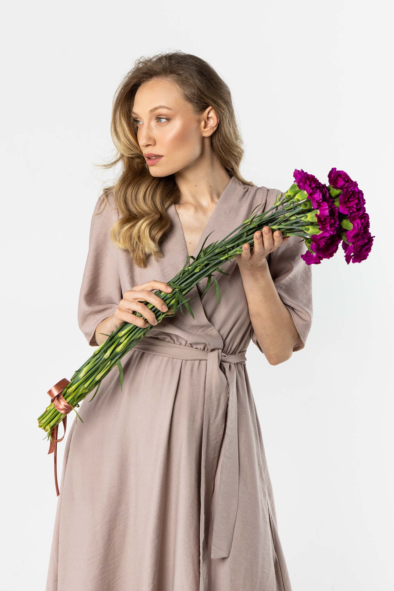 Дамска рокля с прегъната талия и връзки