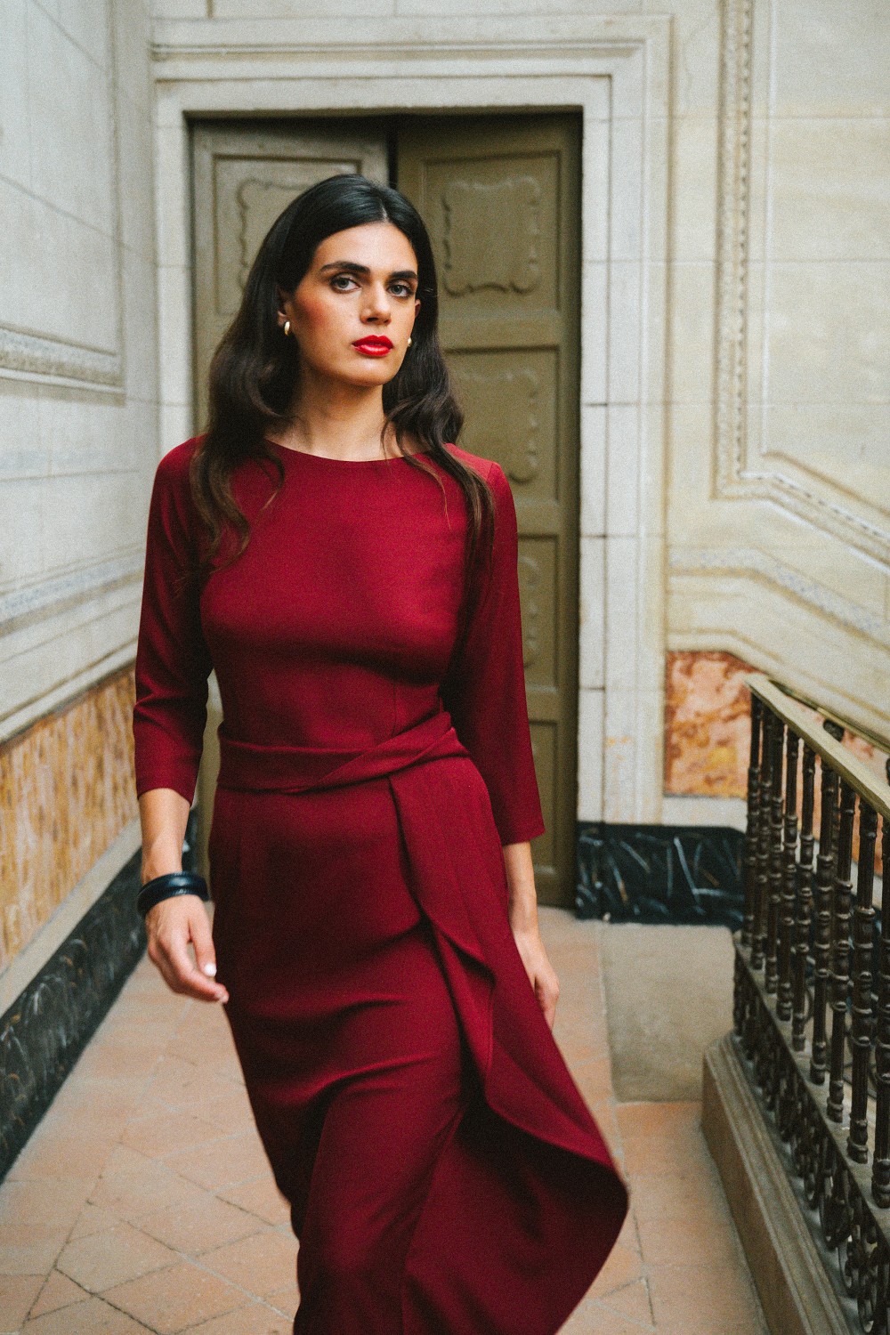 Elegantné dámske šaty s ozdobným volánom