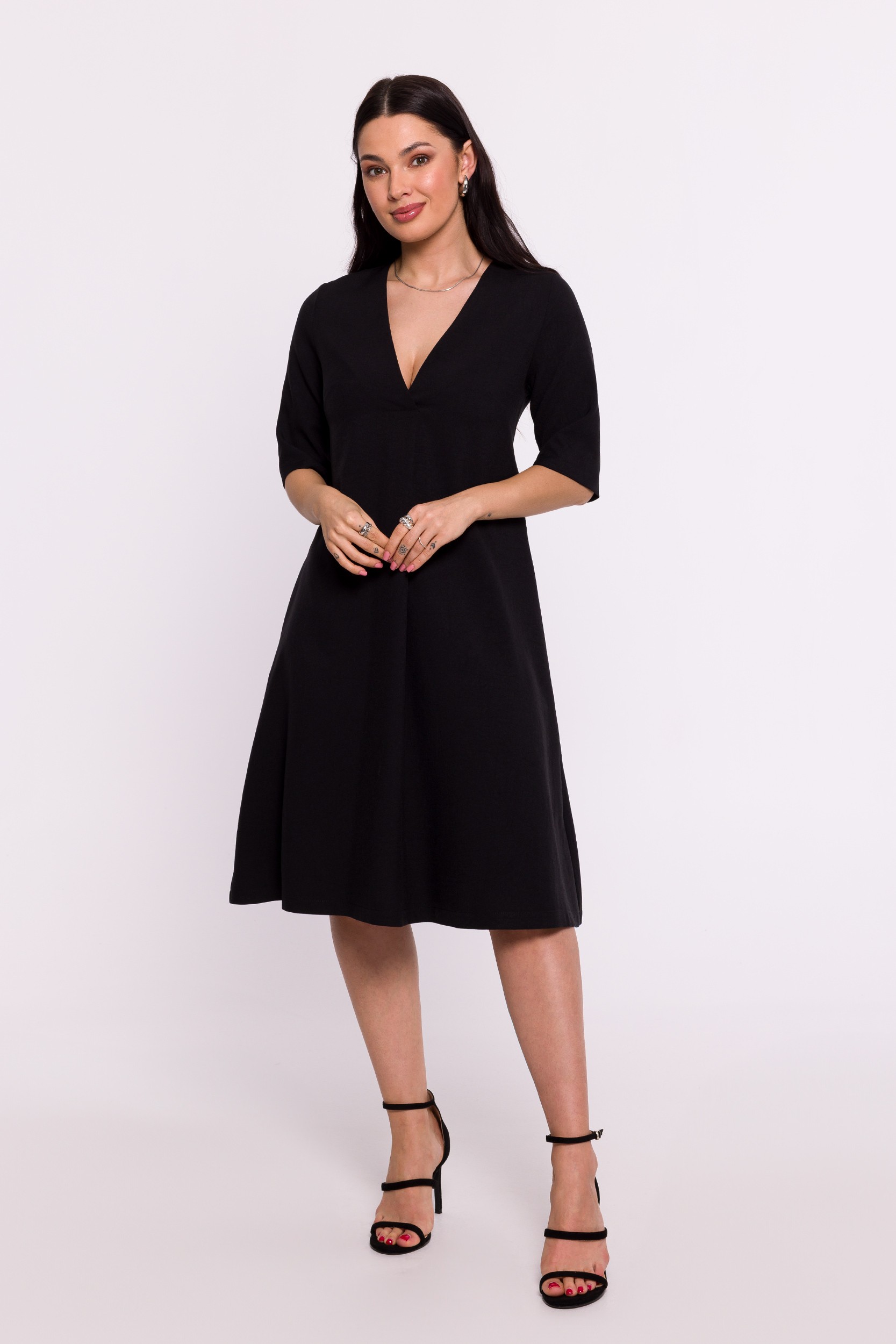 BeWear Woman's V-neck trapeze dress - black