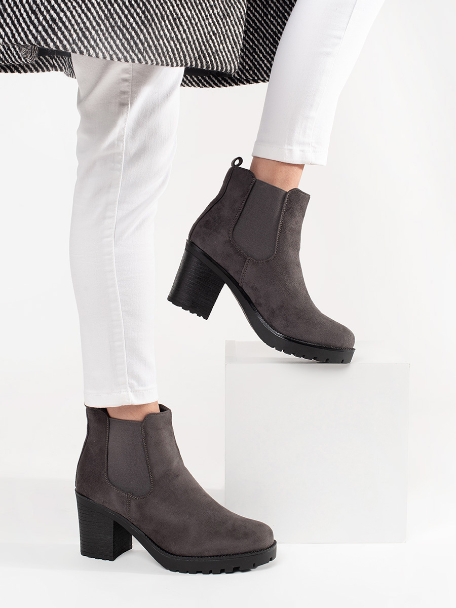 SEASTAR Grey suede Chelsea boots on a heel