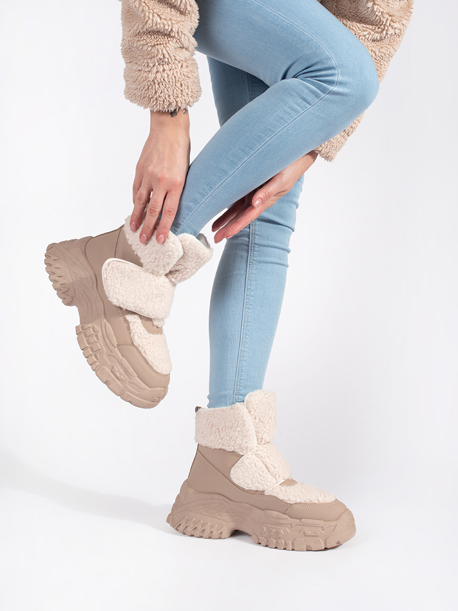 SEASTAR Beige snow boots on a platform with lamb fur