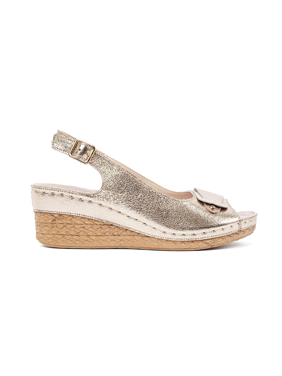 GOODIN Golden sandals on a low wedge