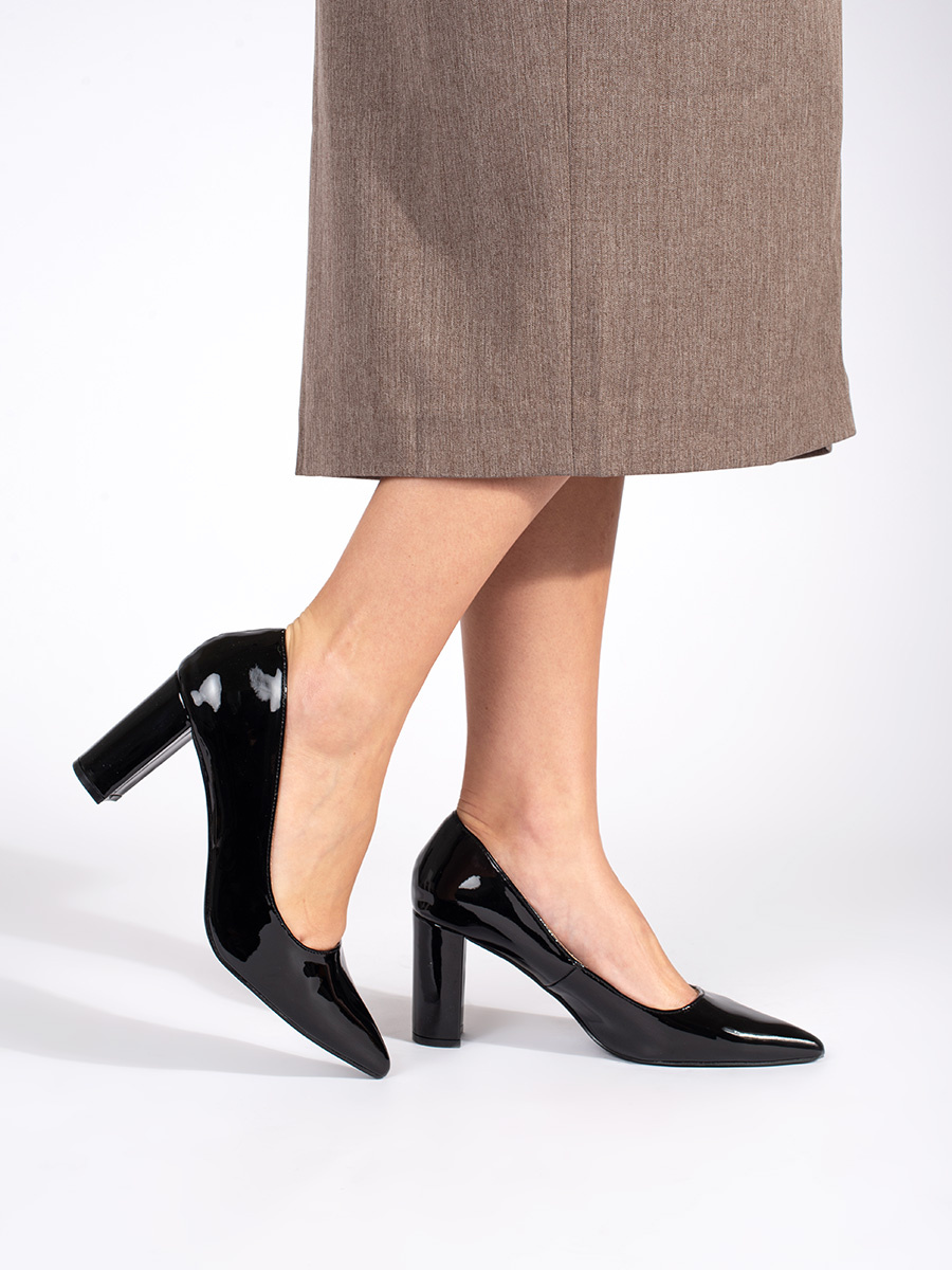 SEASTAR Elegant patent black pumps on a heel