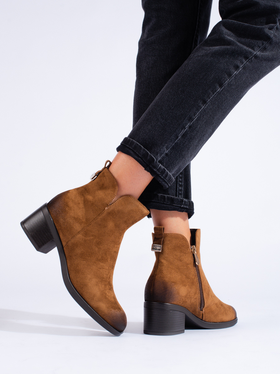 Brown women's ankle boots on a low post Vinceza
