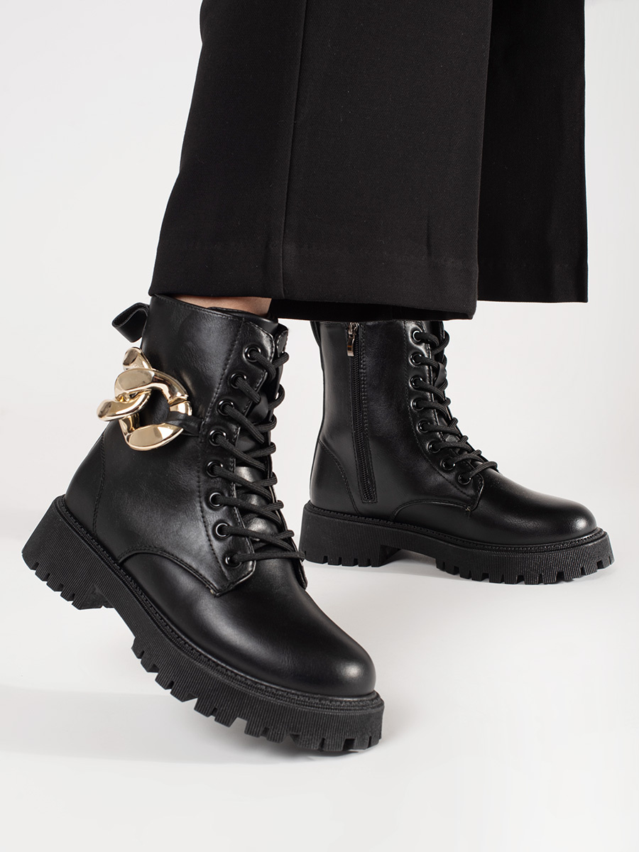 Shelvt Black workers with a gold chain
