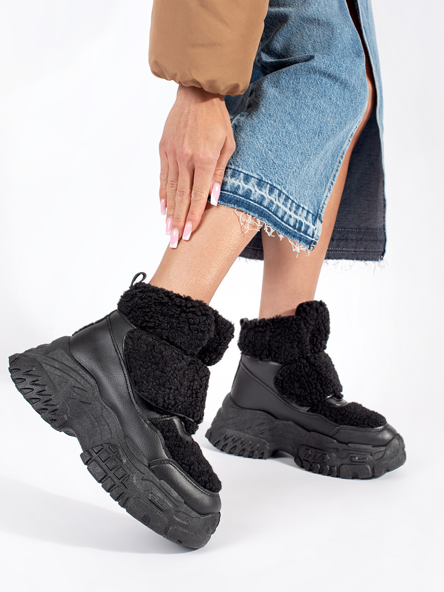 SEASTAR Black snow boots on a platform with lamb fur