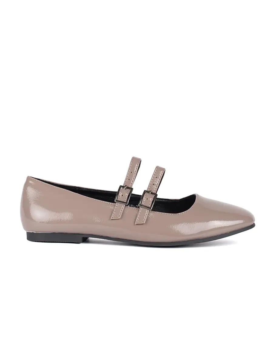 Shelvt Beige patent ballerinas with fastening