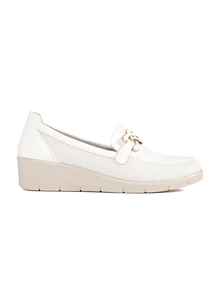 SEASTAR White wedge shoes with a decorative chain
