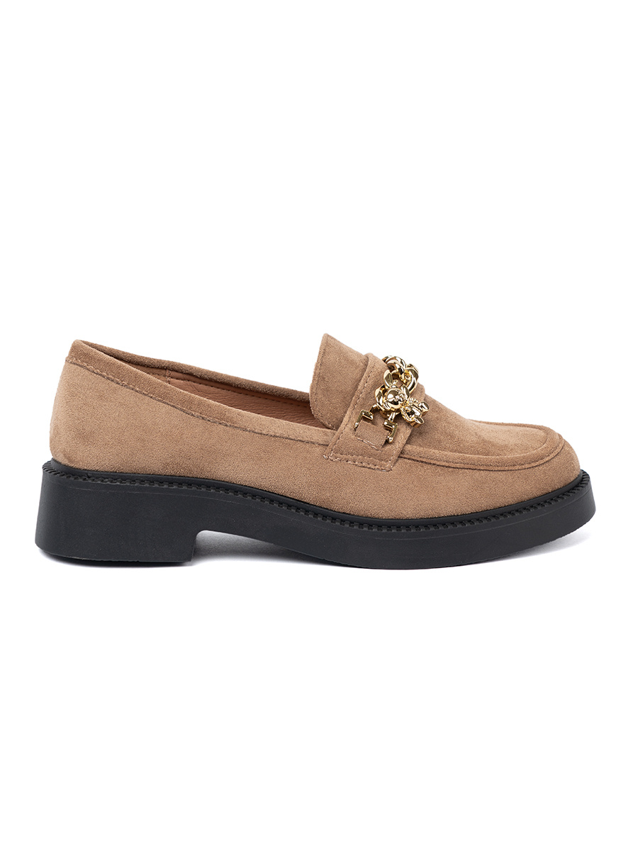 Shelvt Beige loafers with a gold chain.
