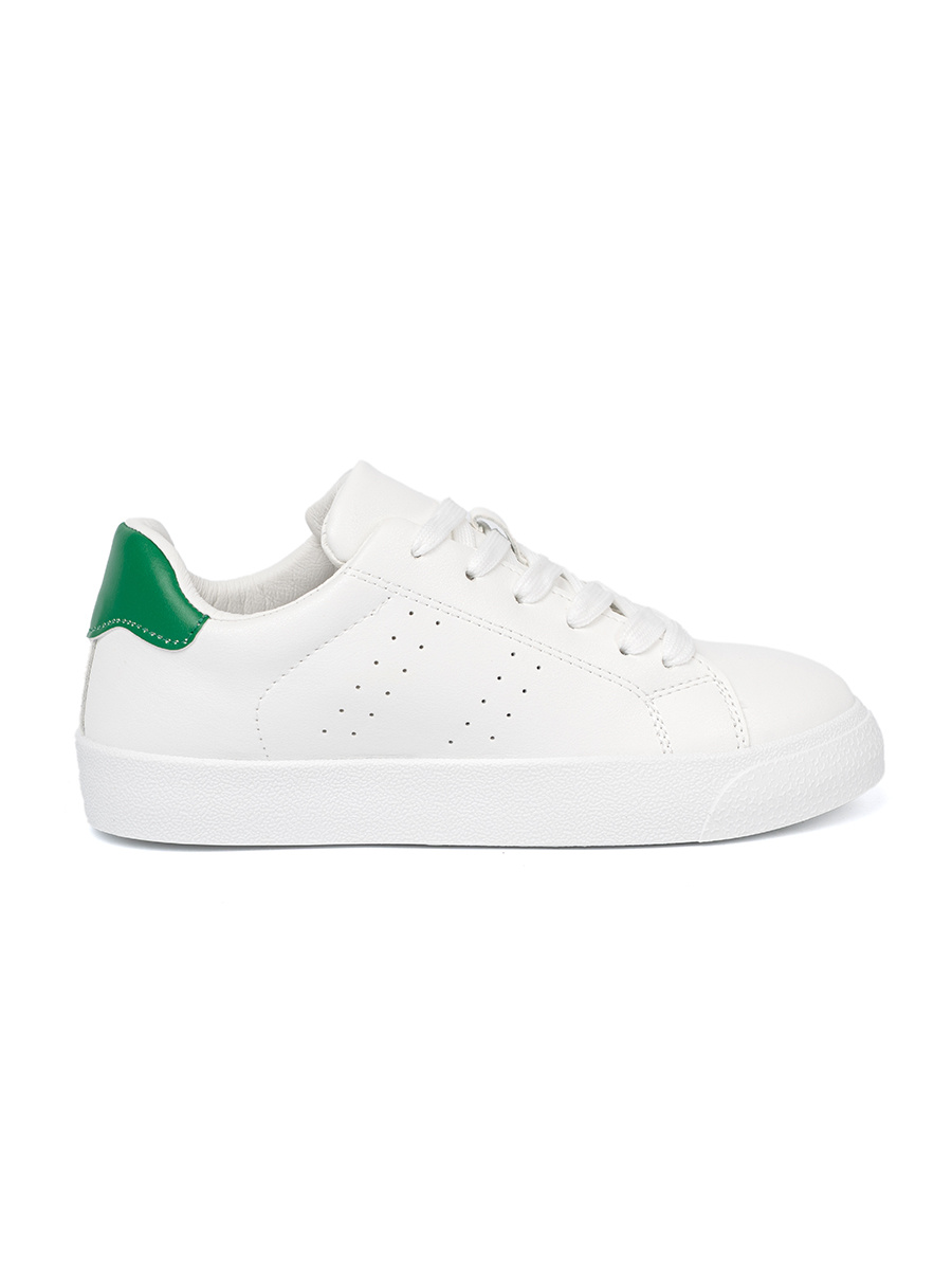 Shelvt Classic white sneaker with a green accent