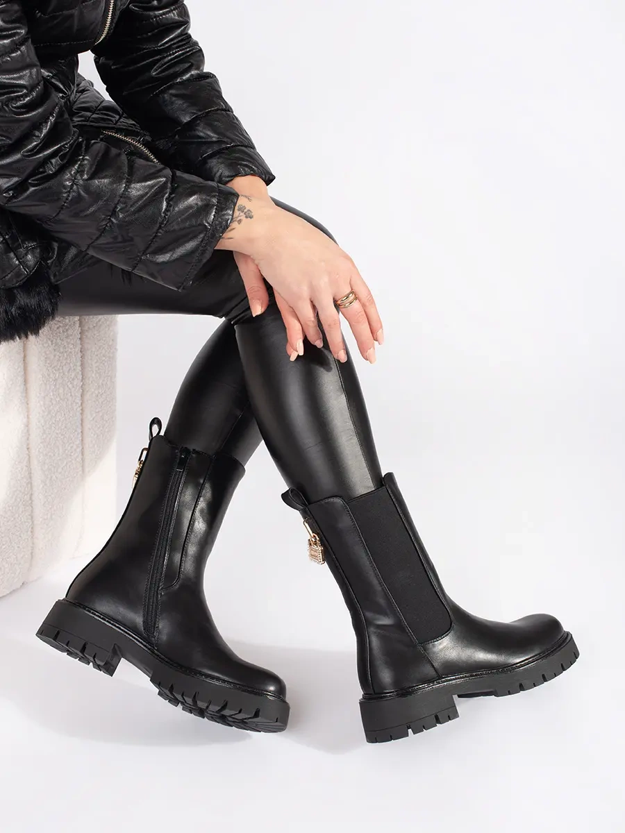 SEASTAR Black Chelsea boots with a decorative gold pin