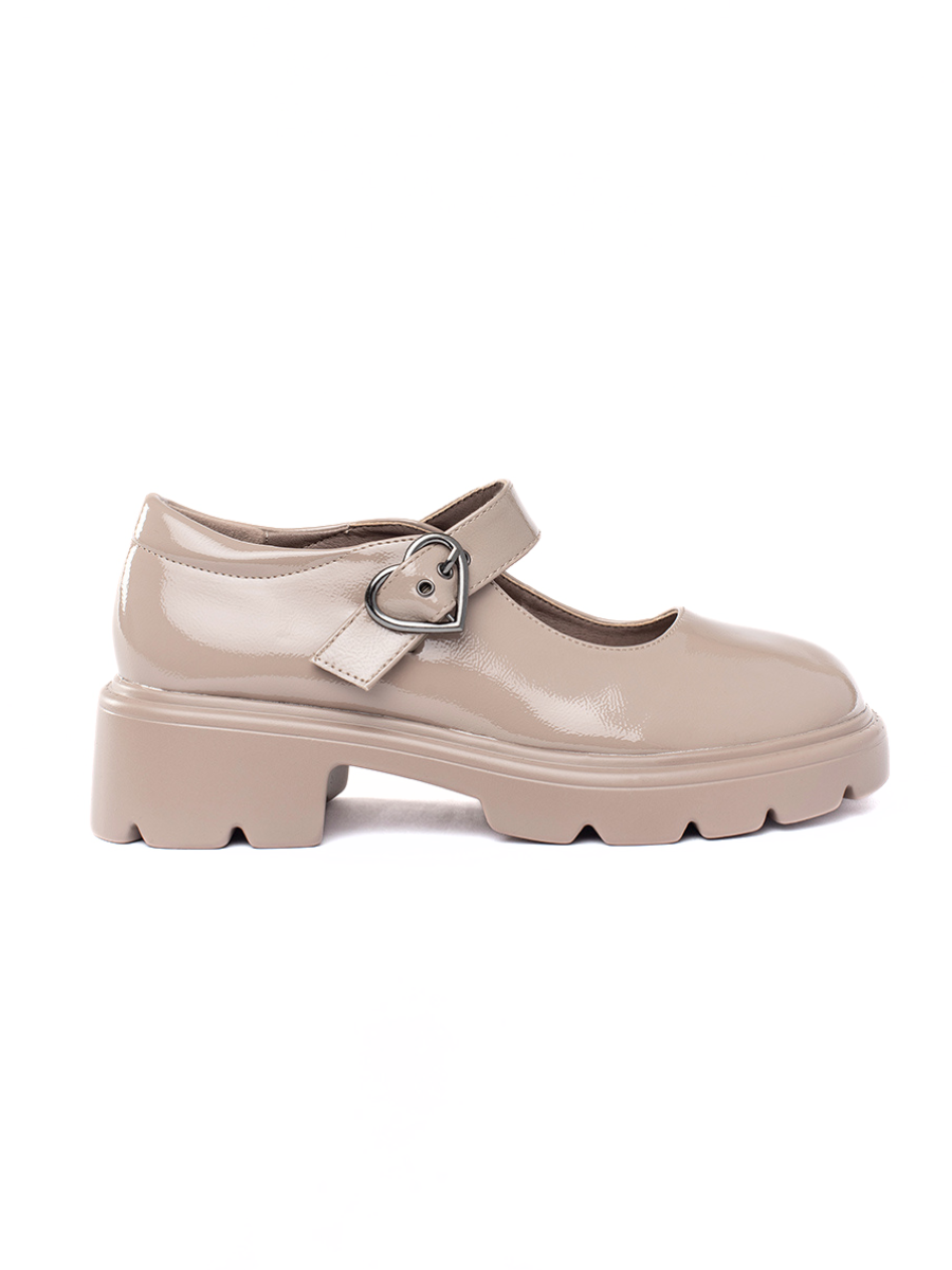 Shelvt Lacquered beige loafers with a thick sole