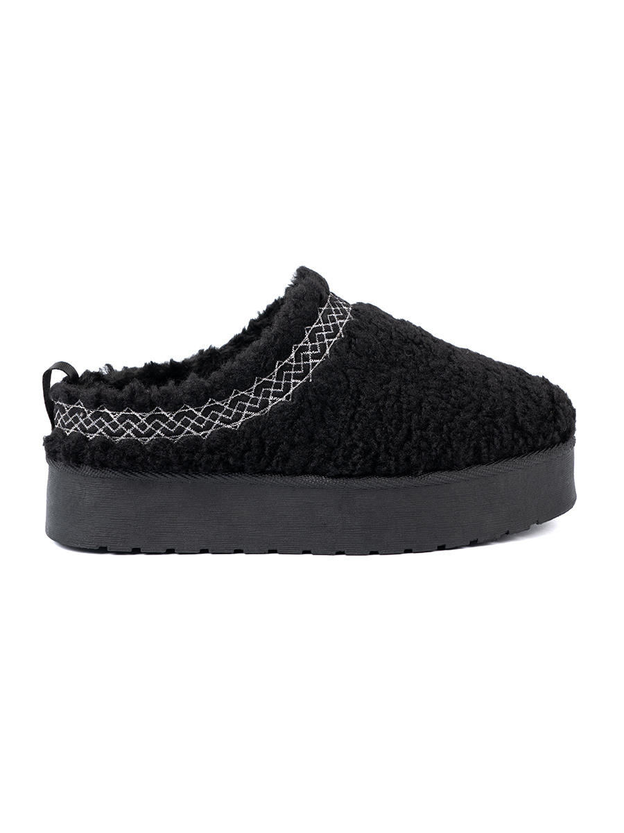 Shelvt Boots ala snow boots in black with decorative embroidery