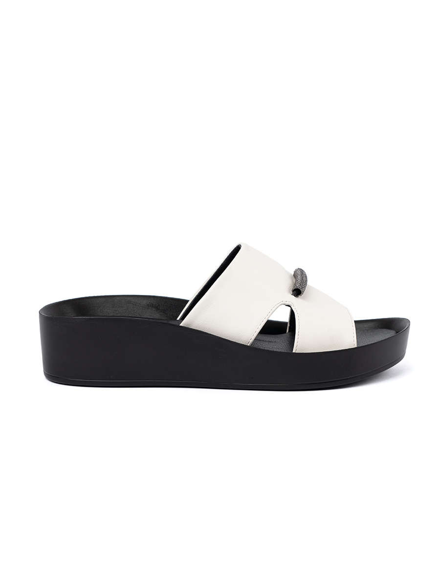 GOODIN White and black flip-flops on a low wedge