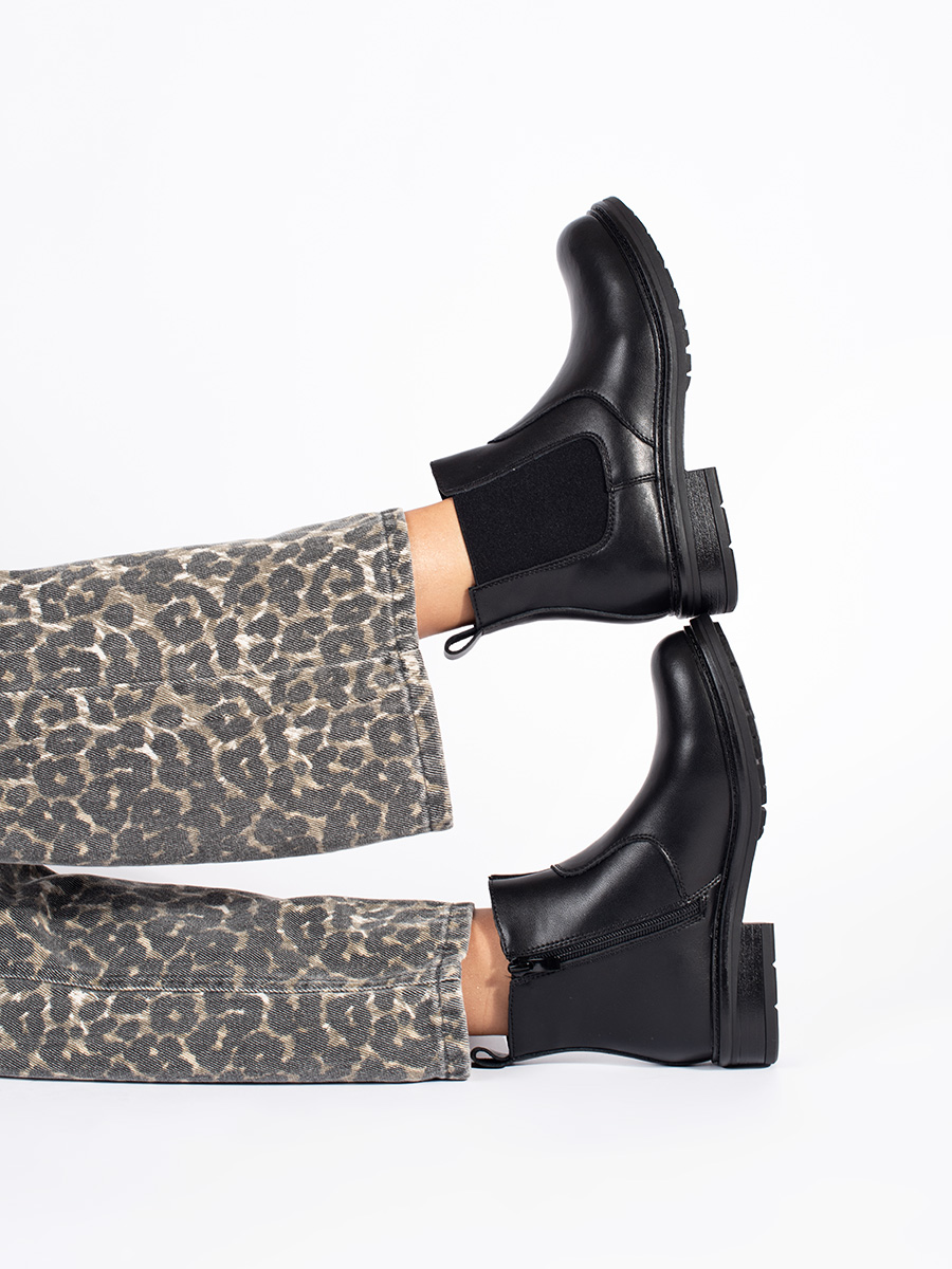 Womens black Chelsea boots made of natural leather by Sergio Leone