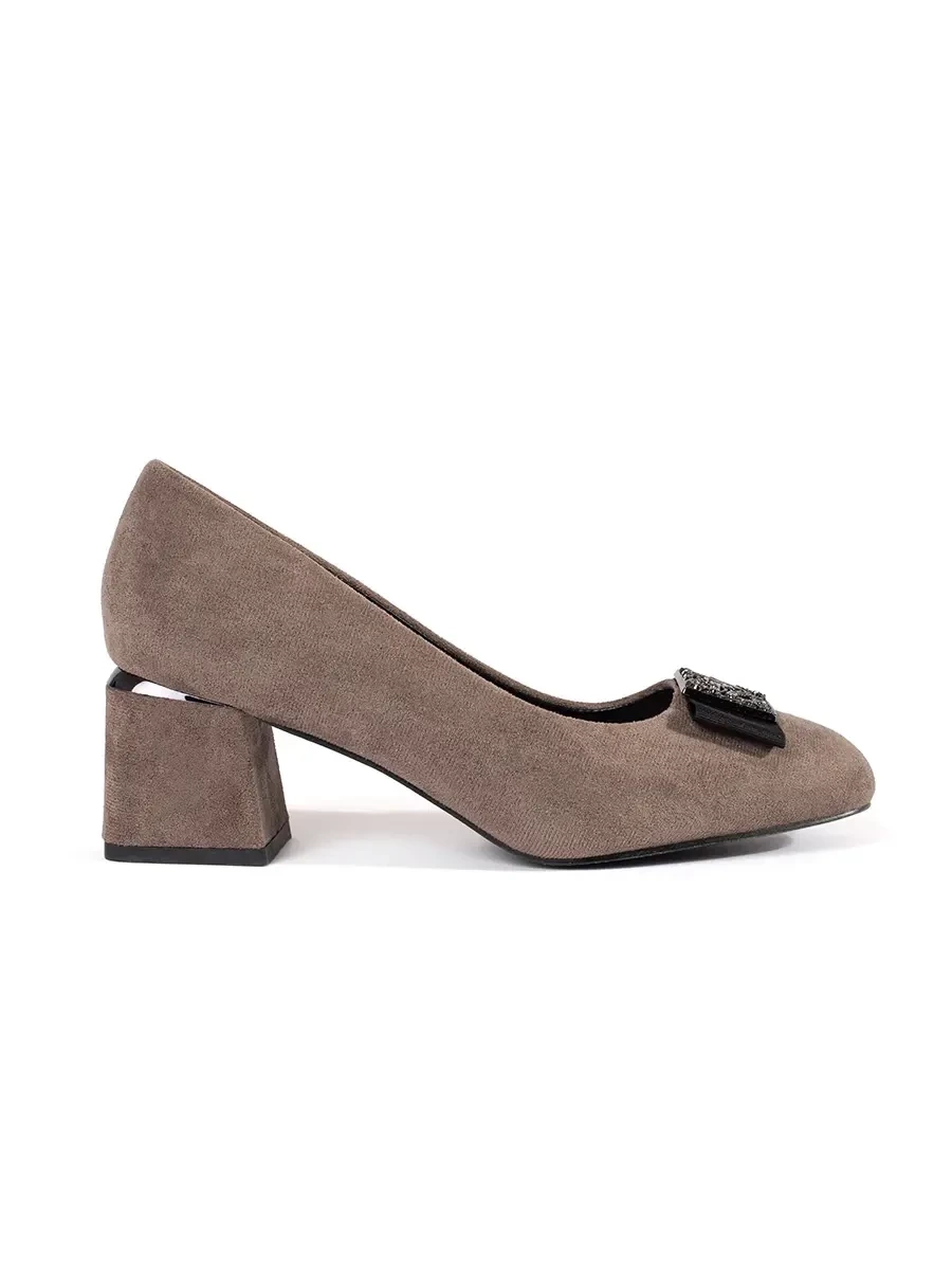 Shelvt Beige pumps with a bow