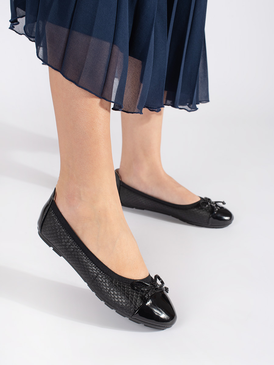 Shelvt Black patent ballerinas with a bow