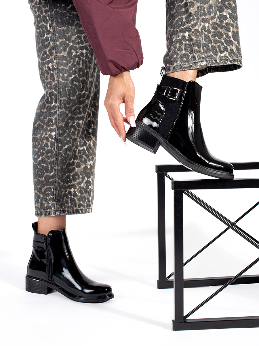 Shelvt Womens lacquered black Chelsea boots