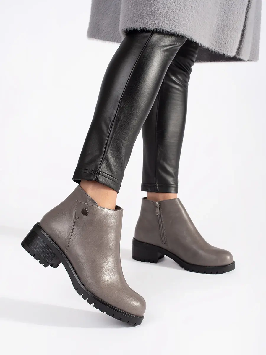 Shelvt Grey ankle boots made of faux leather