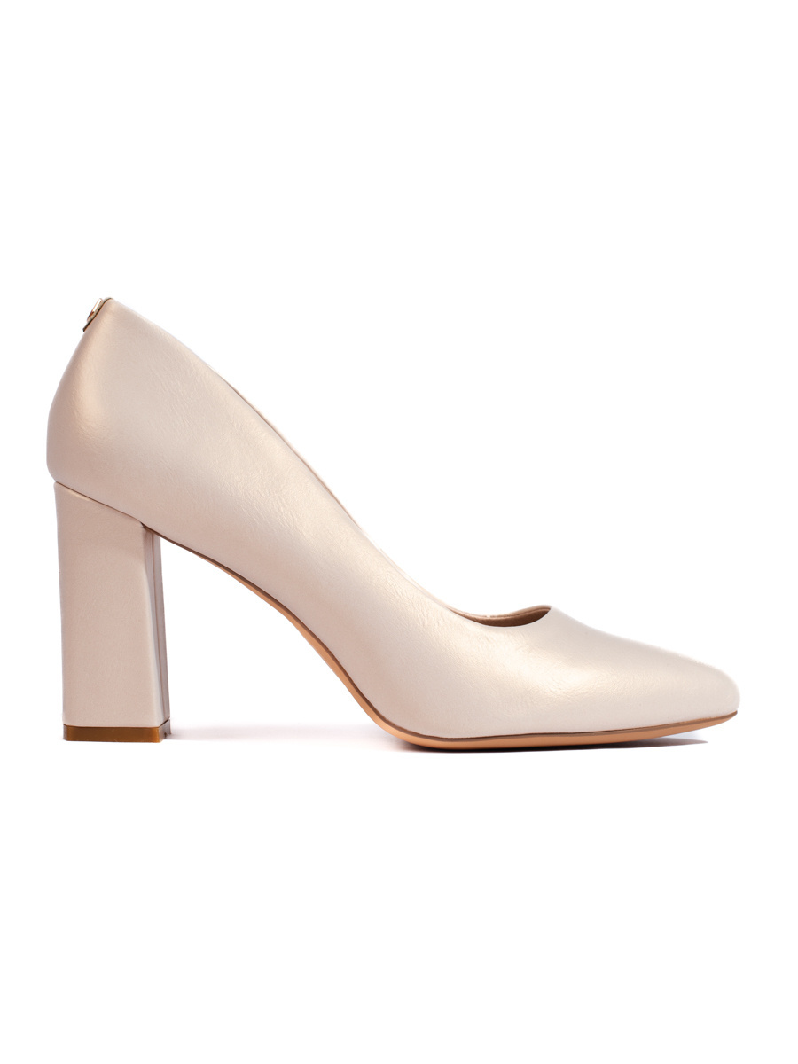 Creamy pumps on a thick heel by Sergio Leone
