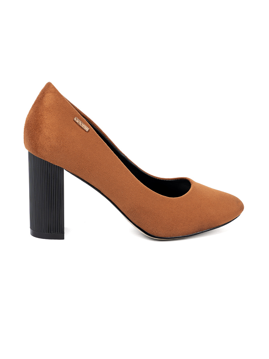 GOODIN Light brown pumps on a black heel