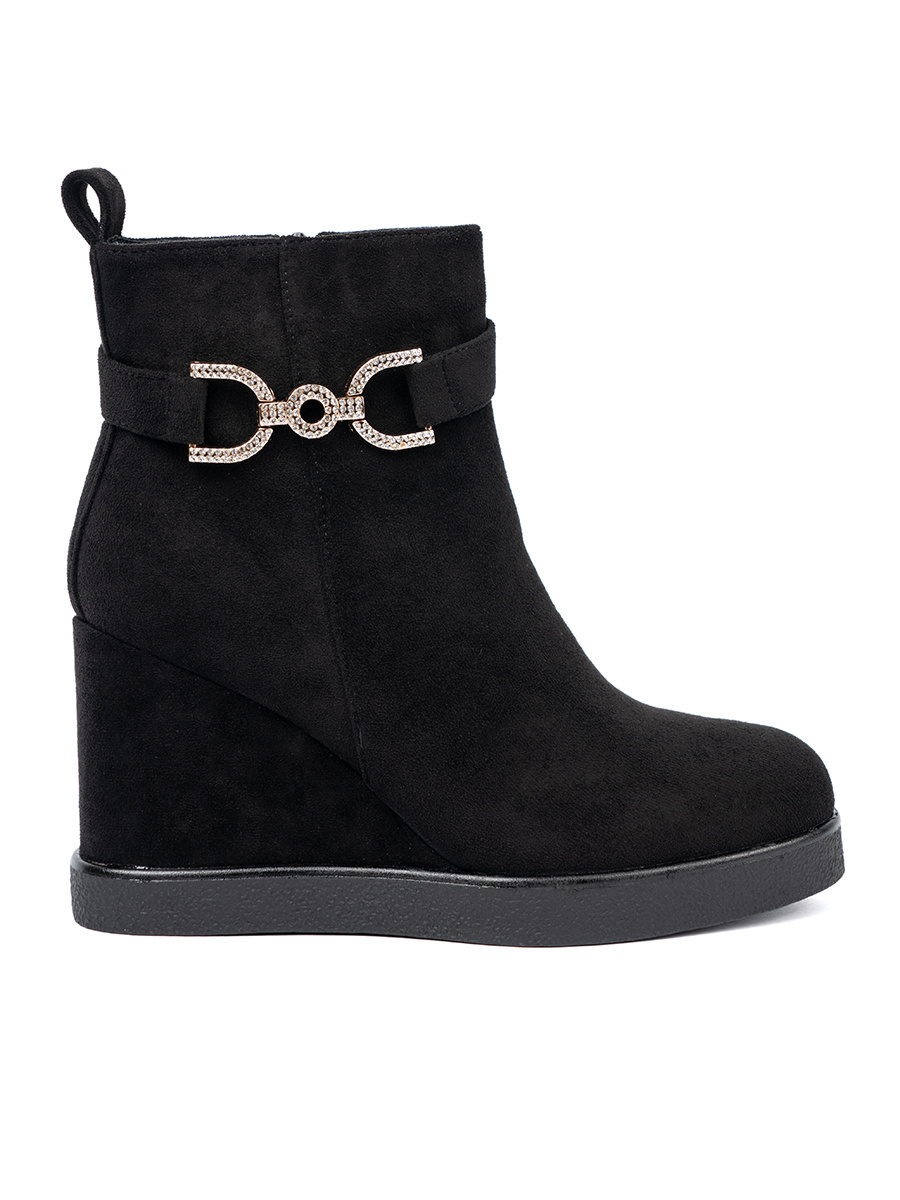 Shelvt Black suede boots with an elegant buckle