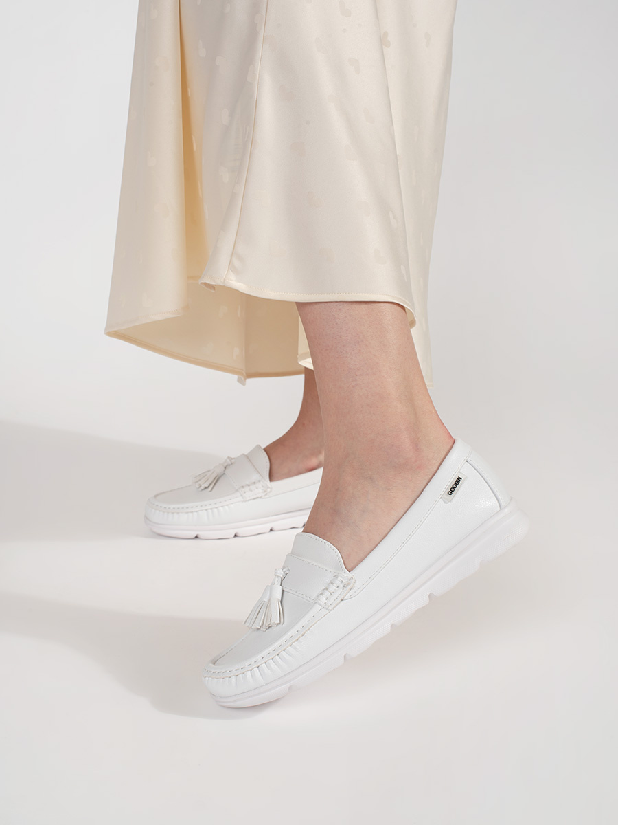 GOODIN White loafers with tassels on a low wedge