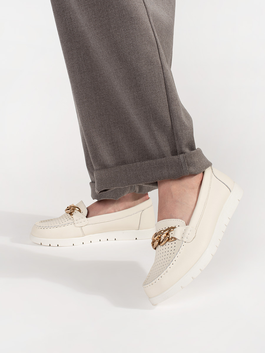 GOODIN Light beige leather loafers with a chain on the platform