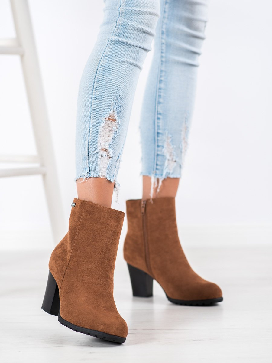 GOODIN CAMELOWE BOOTIES ON THE POST