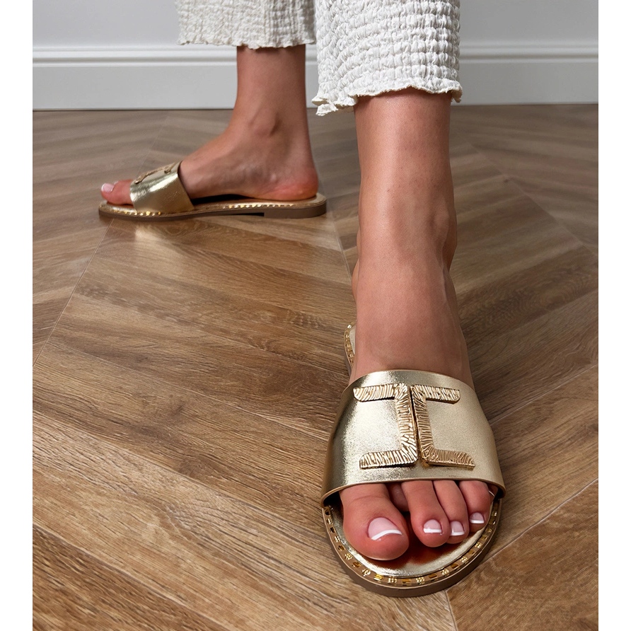 D/CEO Golden flip-flops with a golden ornament on the strap Verona