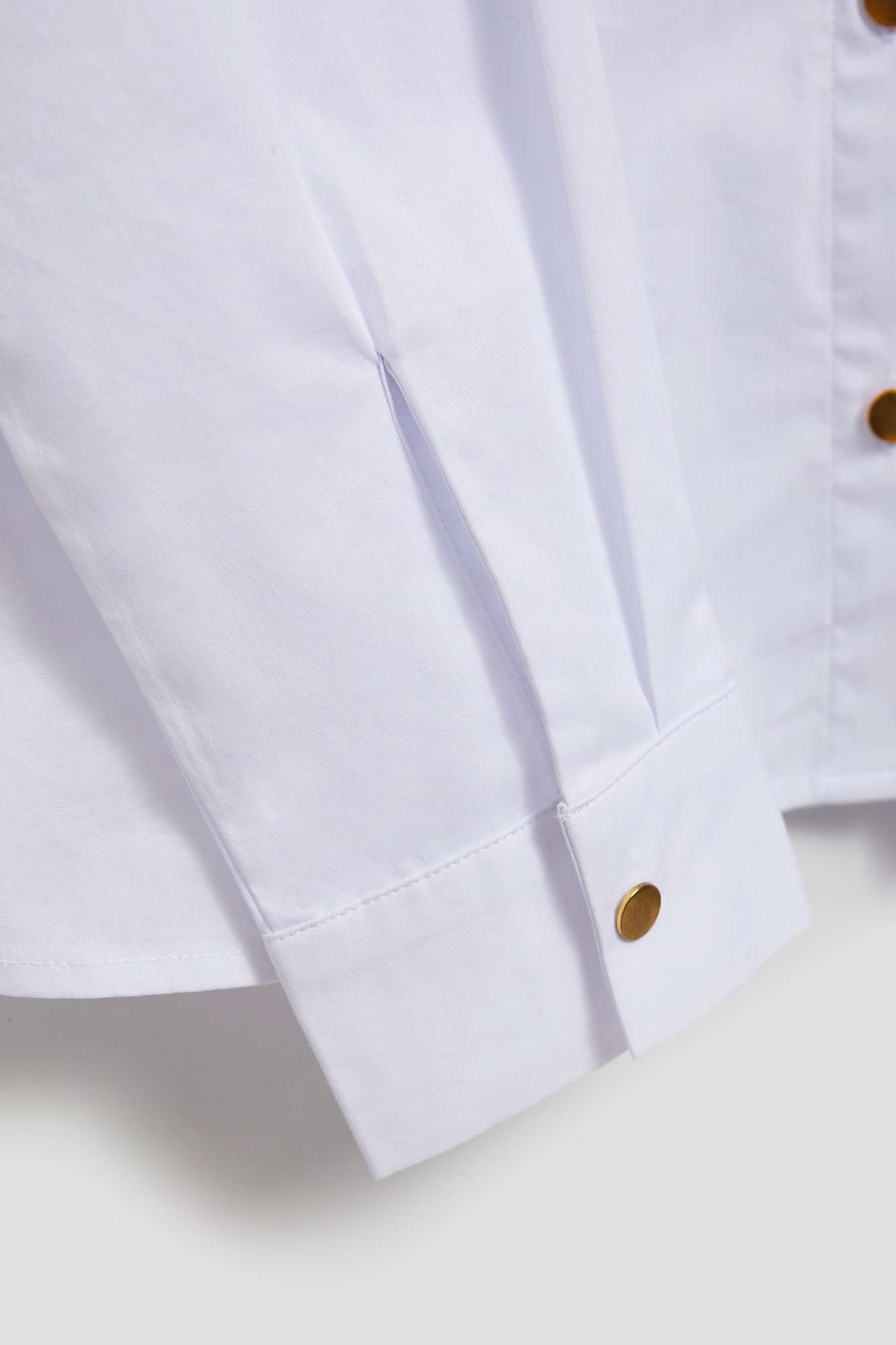 Plain shirt with decorative buttons