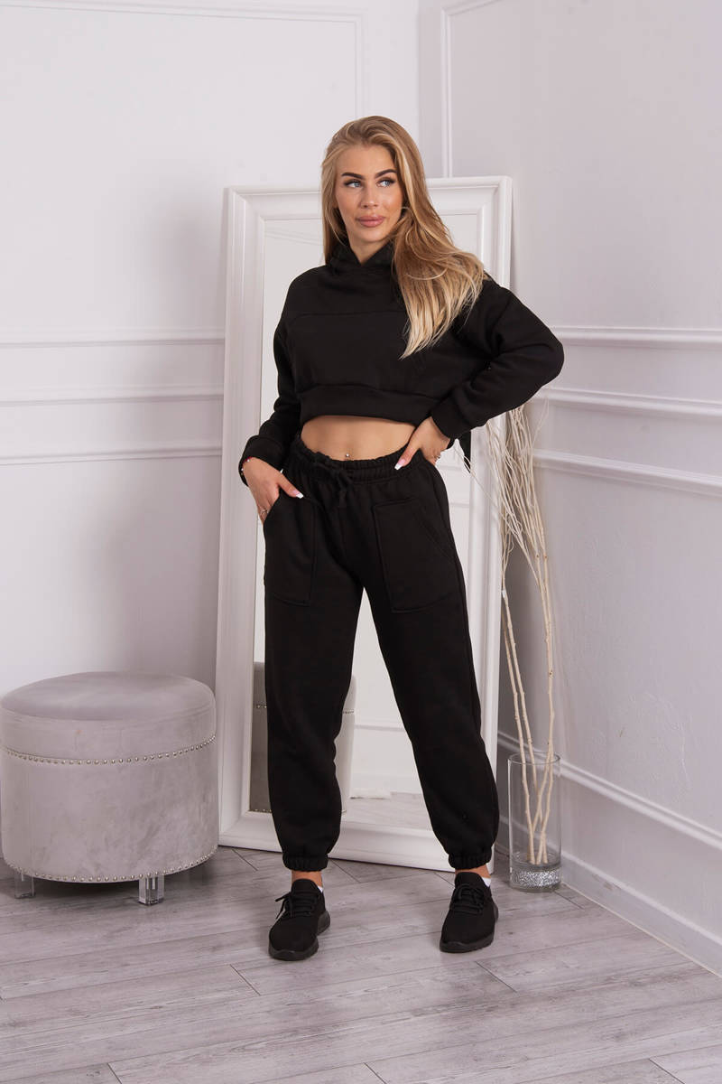 Insulated set with a short black sweatshirt