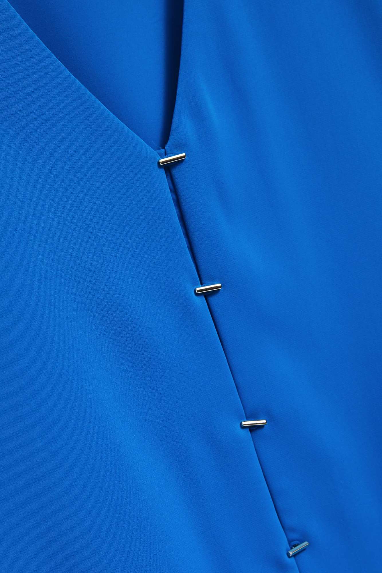 V-neck shirt with fine buttons