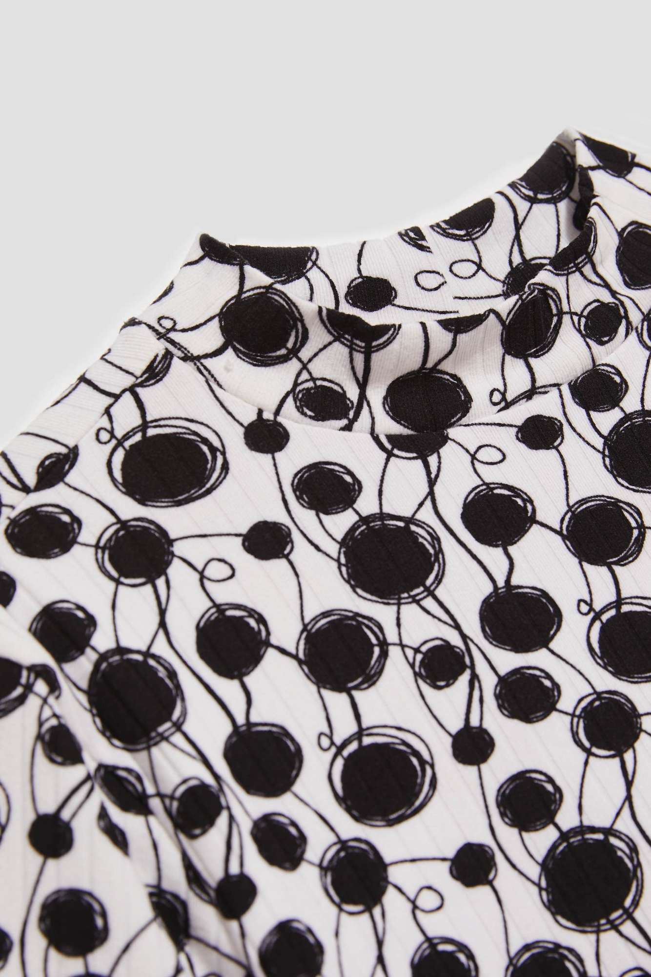 Patterned turtleneck blouse