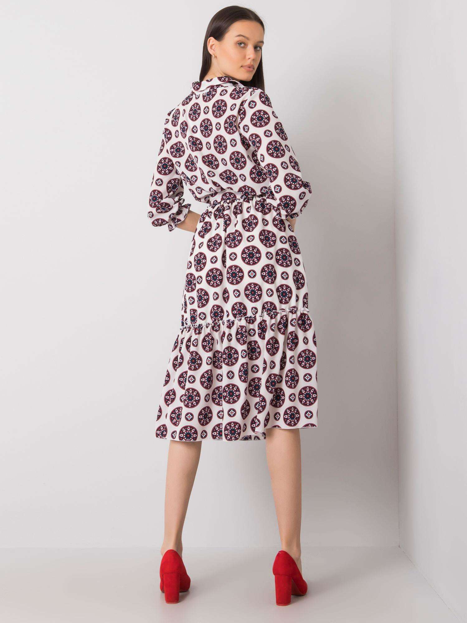 Rochie albă și roșie cu un bibelou