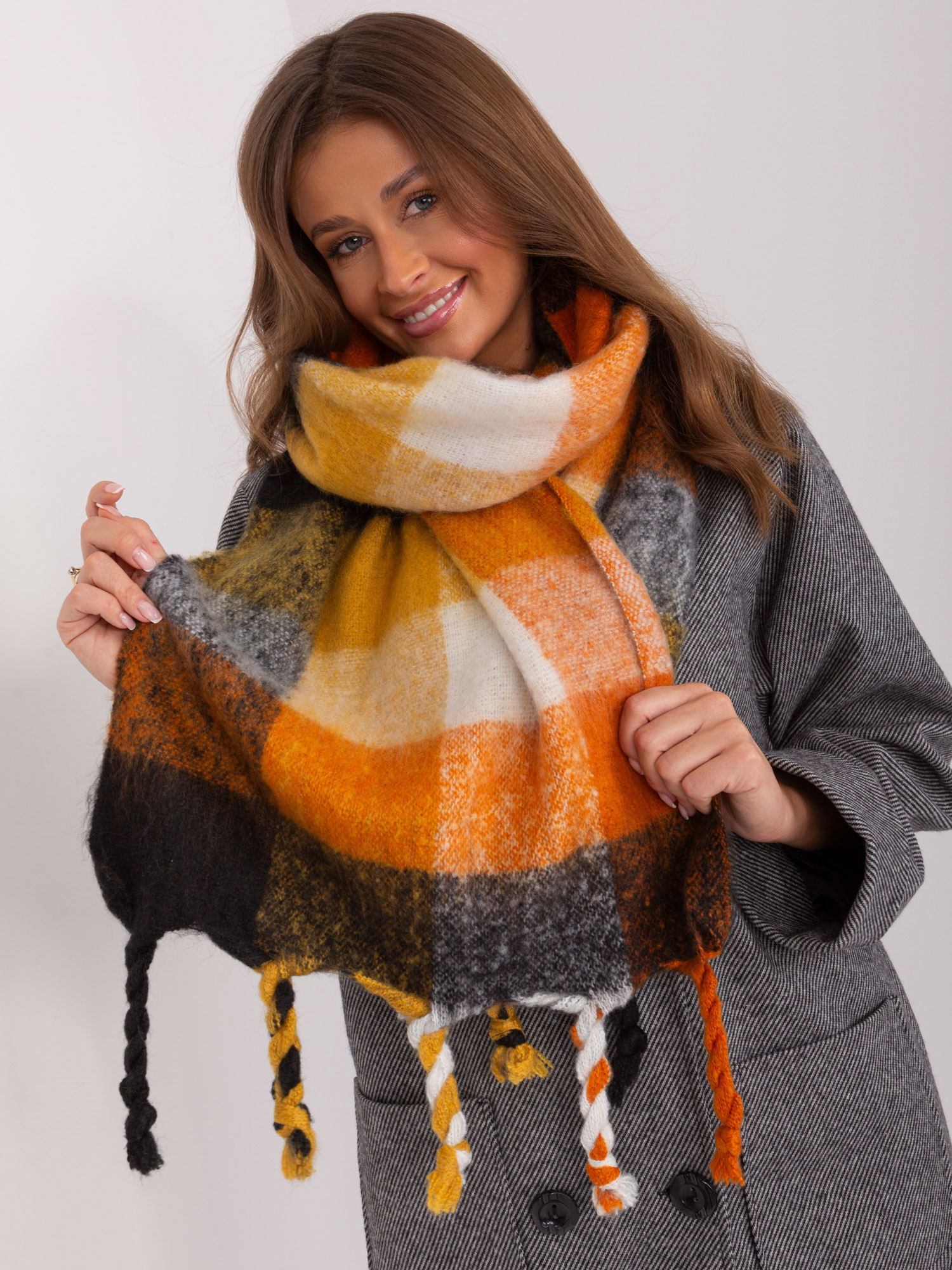 Levně Teplý černo-oranžový dámský kostkovaný šátek