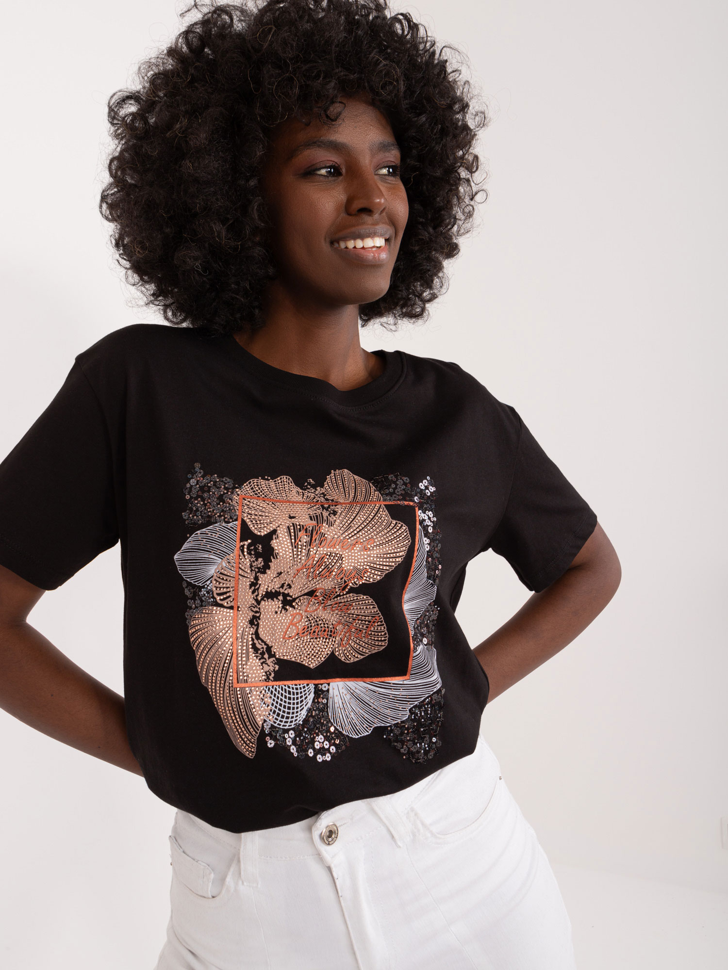 Levně Černé dámské tričko s kamínky a flitry