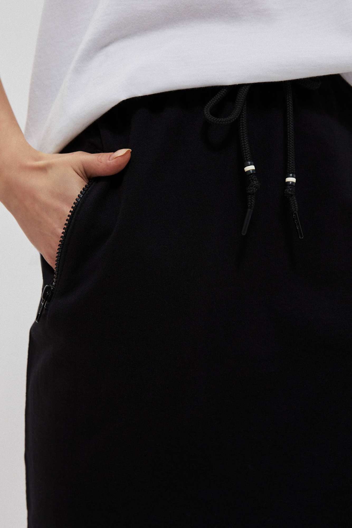 Plain skirt with pockets - black