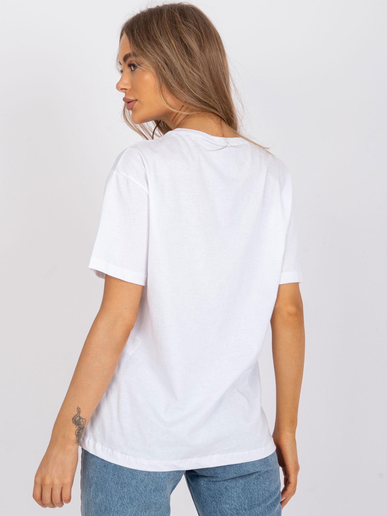 Levně Bílé volné tričko s aplikací a potiskem