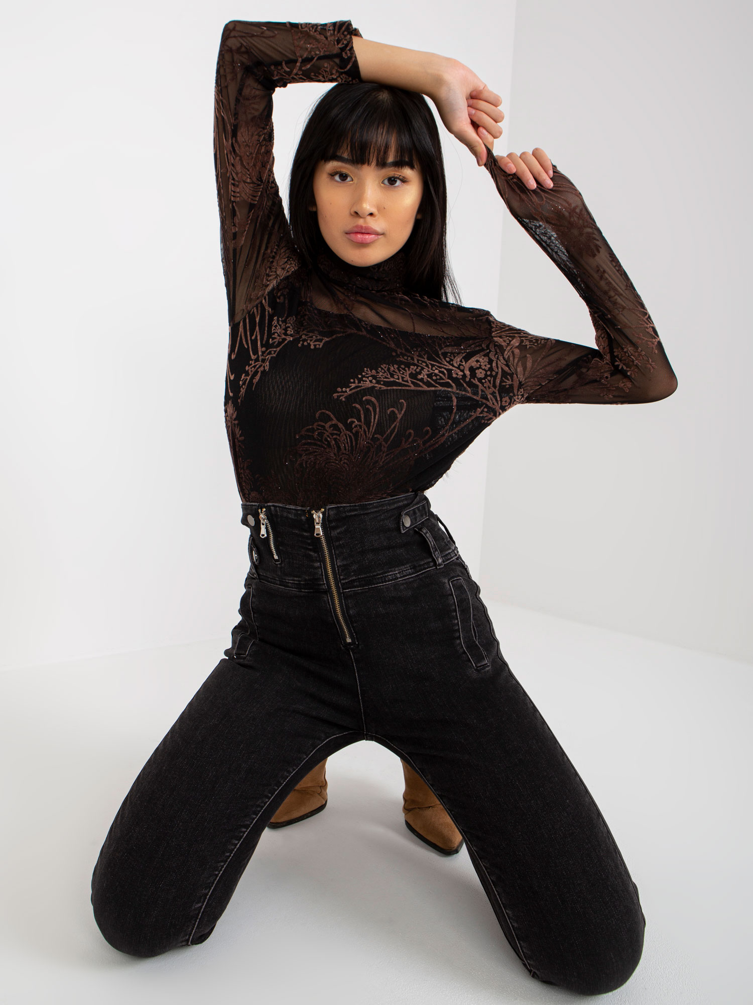 black-fitted-denim-jeans-with-a-zipper