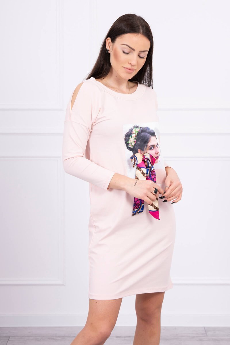 Levně Šaty s grafikou a barevnou mašlí 3D pudrově růžové