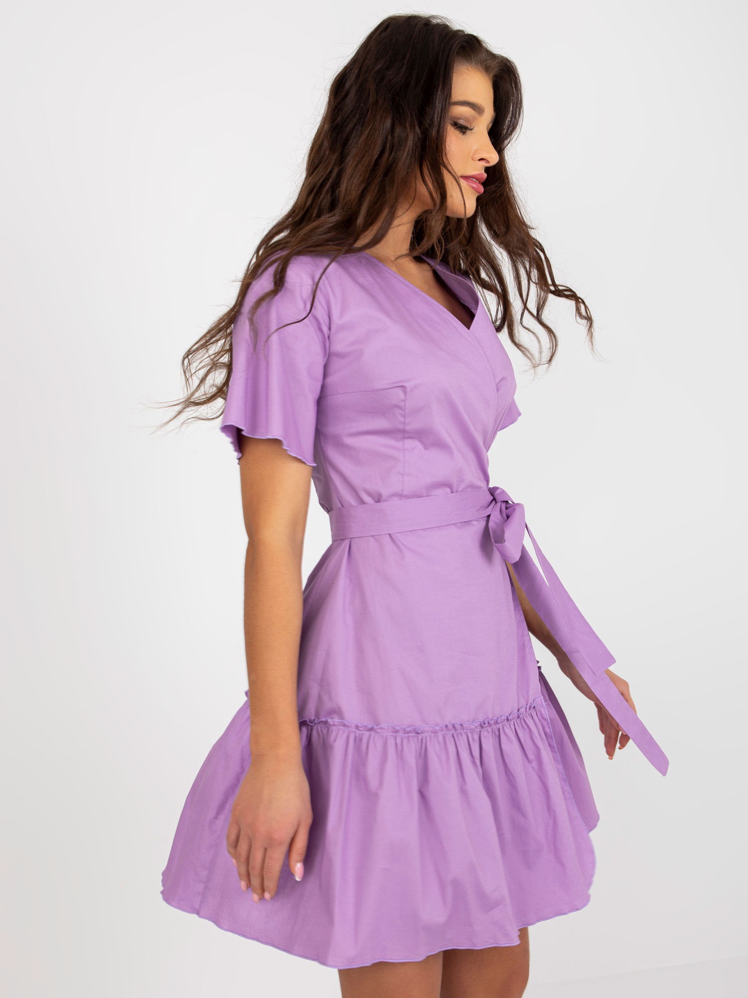 Levně Světle fialové rozevláté šaty s volánem