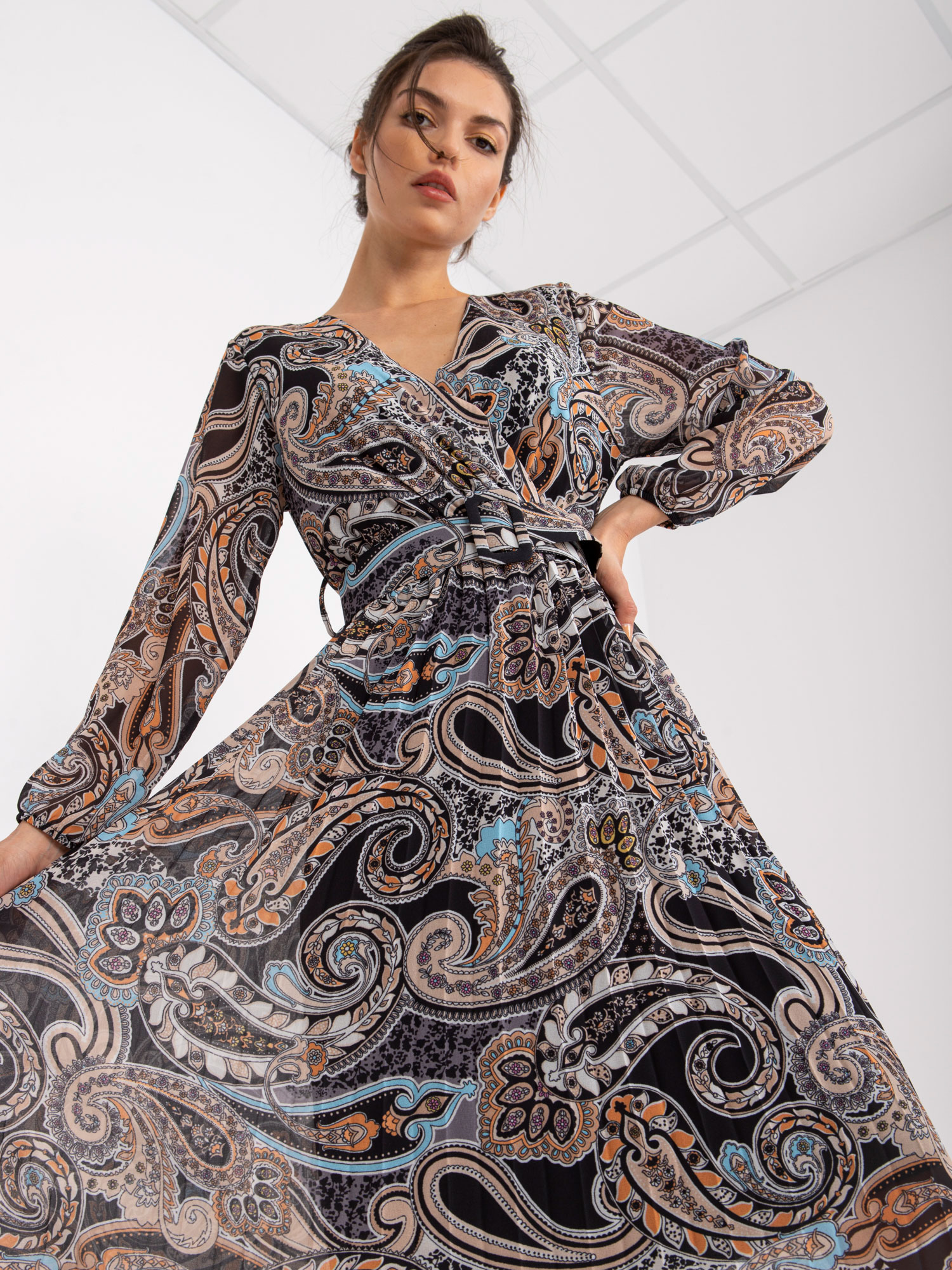 Levně Černé plisované midi šaty s orientálními vzory