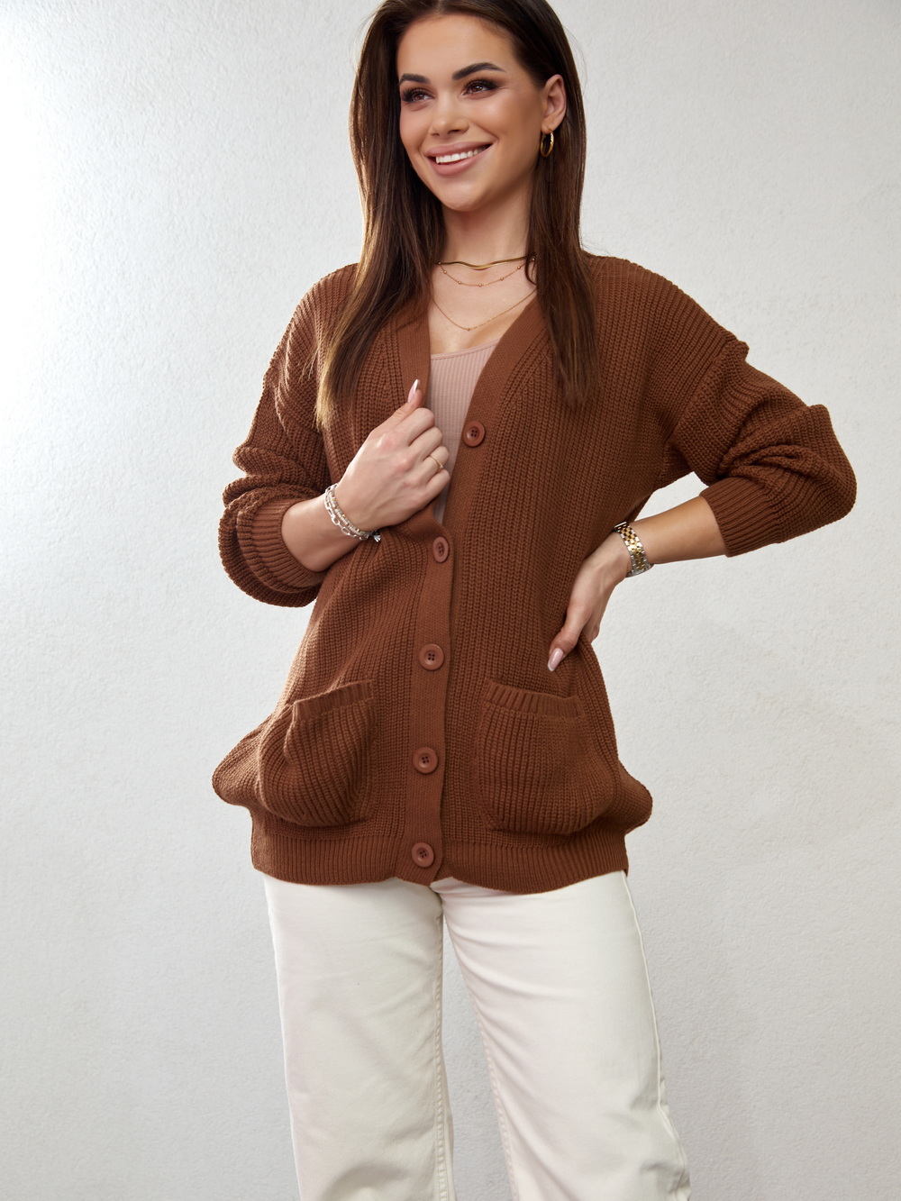Loose women's sweater with brown buttons