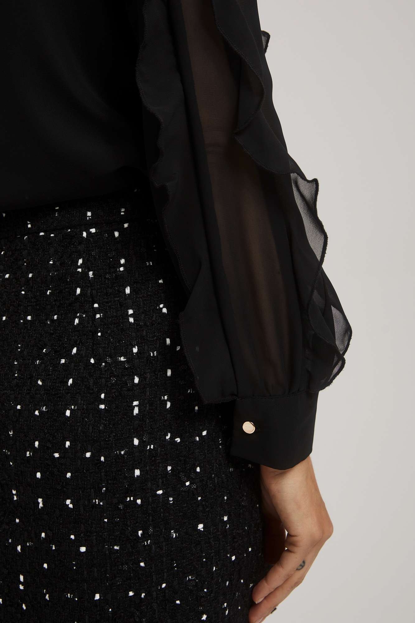 Shirt with frills on the sleeves