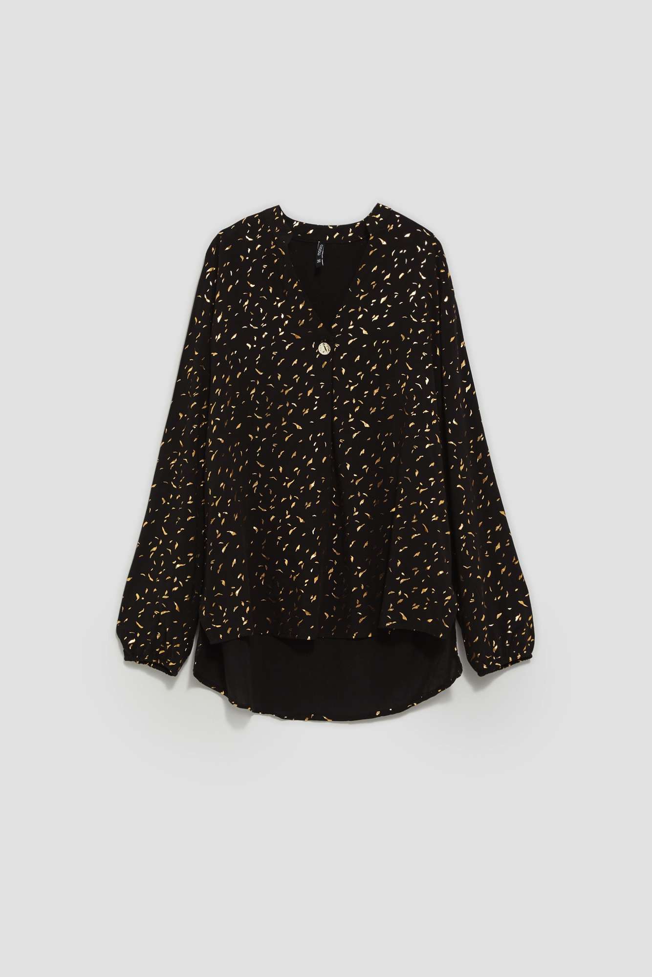 Shirt with print and decorative button